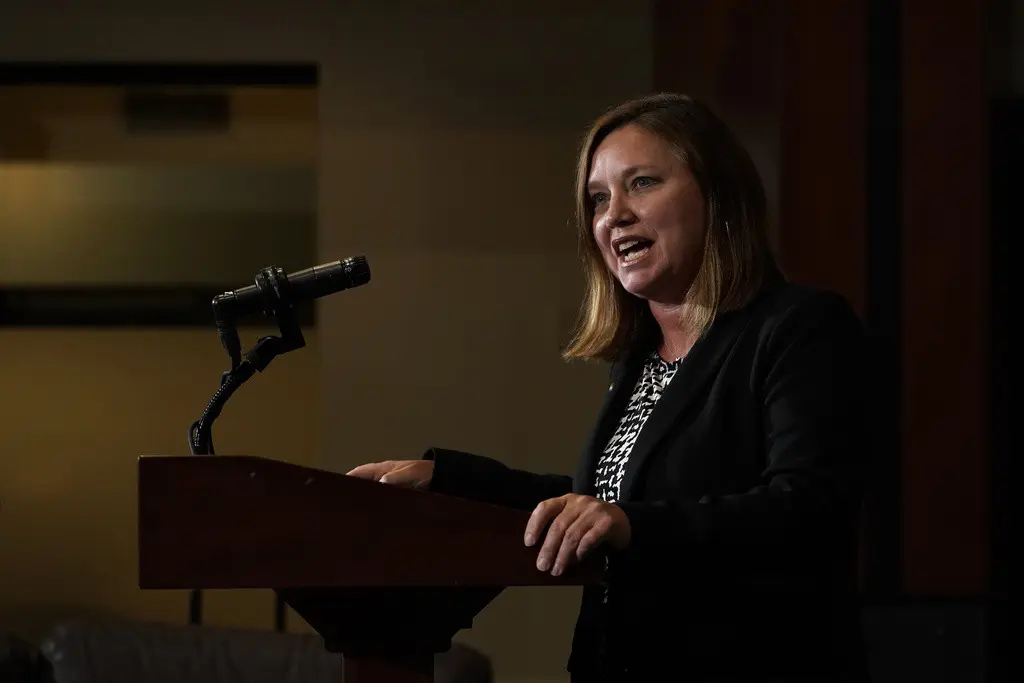 La procuradora de Pennsylvania, Michelle Henry, habla en conferencia de prensa, viernes 7 de julio de 2023. Un jurado en Pennsylvania que investiga abusos sexuales de menores entre los Testigos de Jehová ha acusado a cinco personas de violación o abuso de