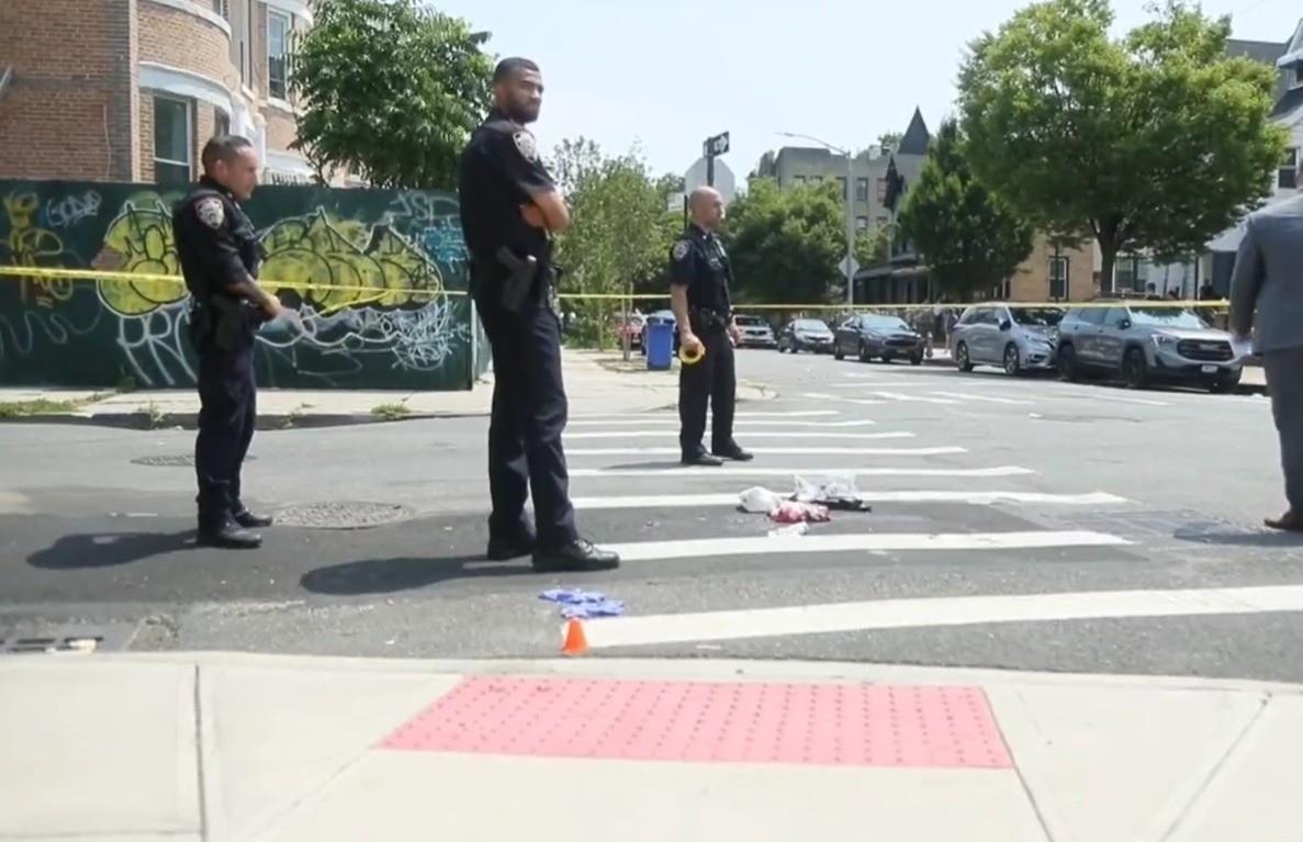 Después de disparar contra la cuarta víctima, un policía pudo detener al tirador. Foto: Twitter @ScooterCasterNY.