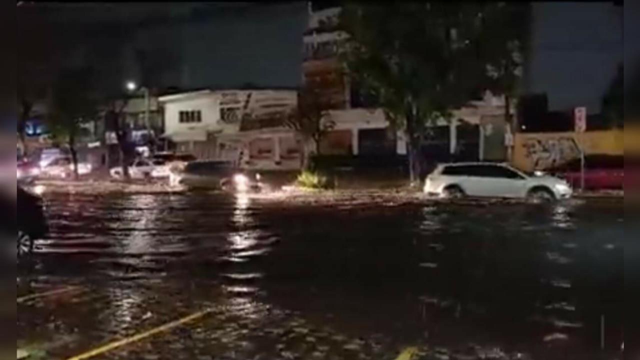 La fuerte lluvia que azotó varios municipios del Estado de México, Tecámac, Coacalco y Tultitlán fueron de los más afectados quedando inundadas calles y avenidas. Foto: Cortesía