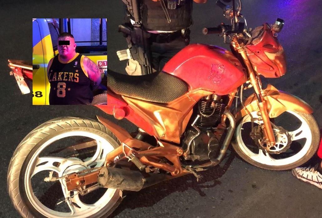 Un hombre fue detenido por oficiales de la Policía de Monterrey, al manejar motocicleta con reporte de robo. Foto. Cortesía