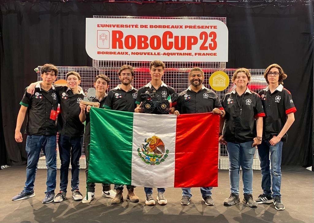 El equipo CR-AESIR del Centro de Investigación y Desarrollo en Educación Bilingüe (CIDEB) de la UANL ganó el primer lugar de la categoría Rapidly Manufactured Robot Challenge en el Robocup 2023. Foto: UANL