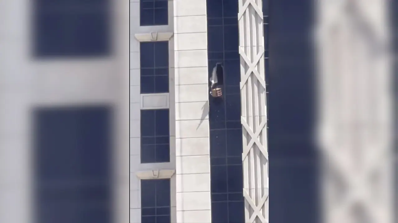 El hombre, que según las autoridades estaba armado, arrojó artículos desde el hotel Caesars Palace en Las Vegas, Nevada. Foto: Captura de pantalla