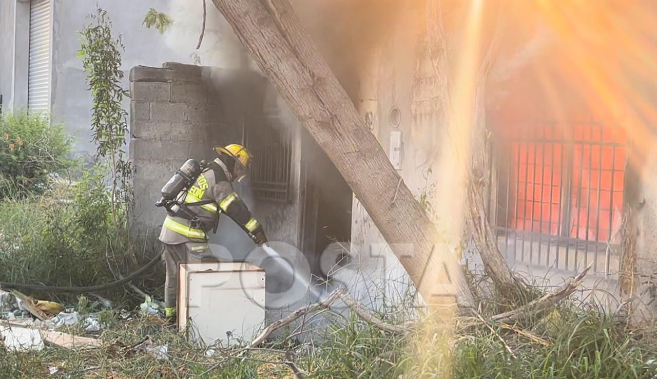 Tras el aviso de los vecinos llegaron elementos de Bomberos de Nuevo León que sofocaron las llamas en cuestión de minutos. Foto: Raymundo Elizalde.