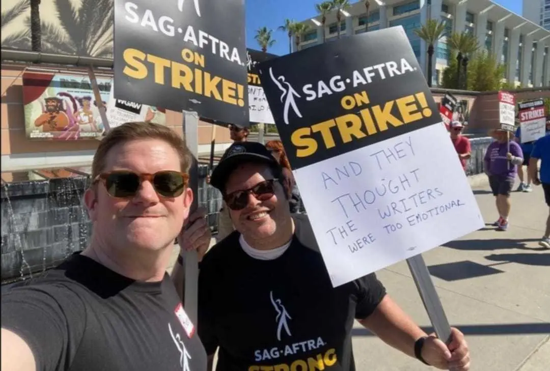 Josh Gad fue uno de los rostros conocidos que se pudo ver en la protesta. Foto: Instagram