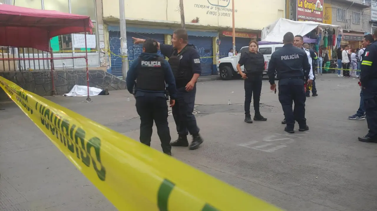 Un  hombre fue asesinado a balazos frente a una panadería en la colonia Lázaro Cárdenas, en Tlalnepantla. Los agresores huyeron a bordo de una motocicleta. Foto: Cortesía