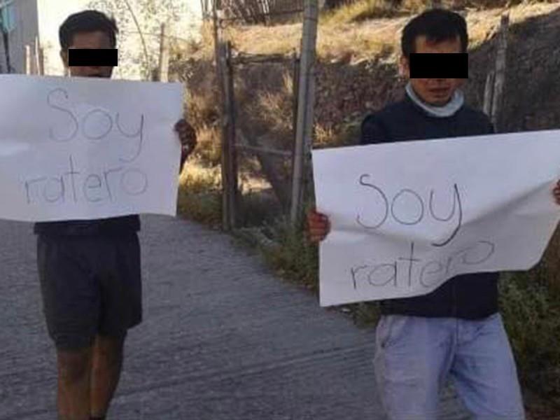 Al ser sorprendidos, los pobladores arremetieron a golpes en su contra para posteriormente obligarlos a caminar por las calles de la comunidad mostrando entre sus manos la cartulina con el señalamiento. Foto: Especial.