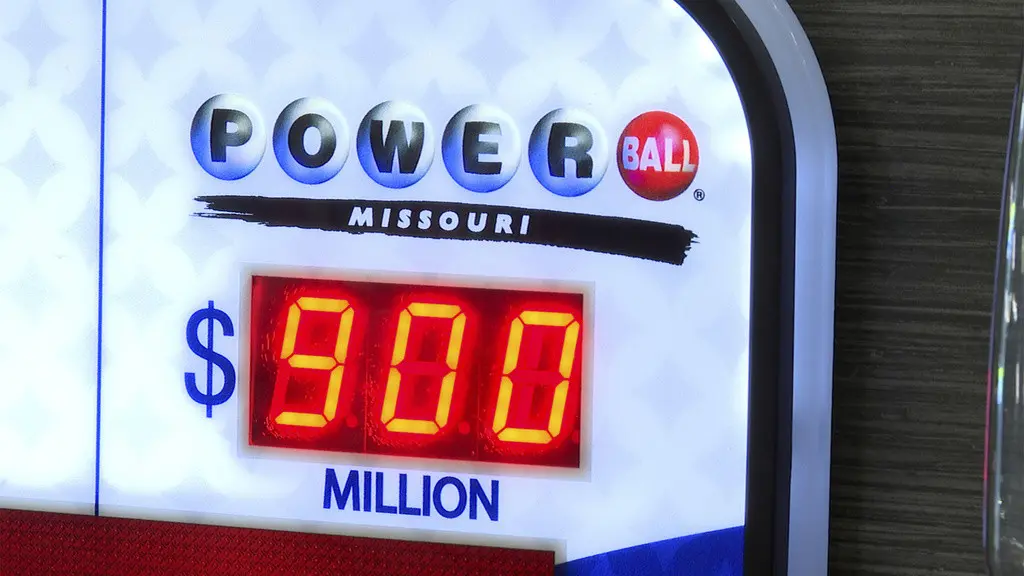 Un cartel muestra el bote acumulado de la lotería Powerball, que seguía subiendo en St. Joseph, Missouri, el lunes 17 de julio de 2023 tras un nuevo sorteo sin acertante. (AP Foto/Nick Ingram)