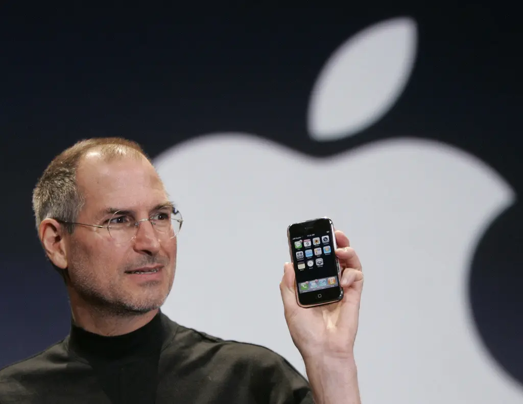 El director general de Apple, Steve Jobs, muestra un iPhone en la MacWorld Conference, el 9 de enero de 2007, en San Francisco. (AP Foto/Paul Sakuma, Archivo)