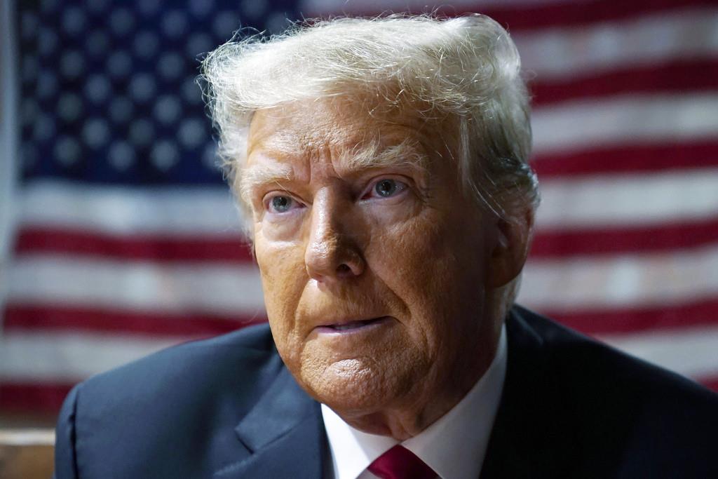 El expresidente de EEUU Donald Trump habla con partidarios en el Westside Conservative Breakfast el 1 de junio de 2023 en Des Moines, Iowa. (AP Foto/Charlie Neibergall, Archivo)