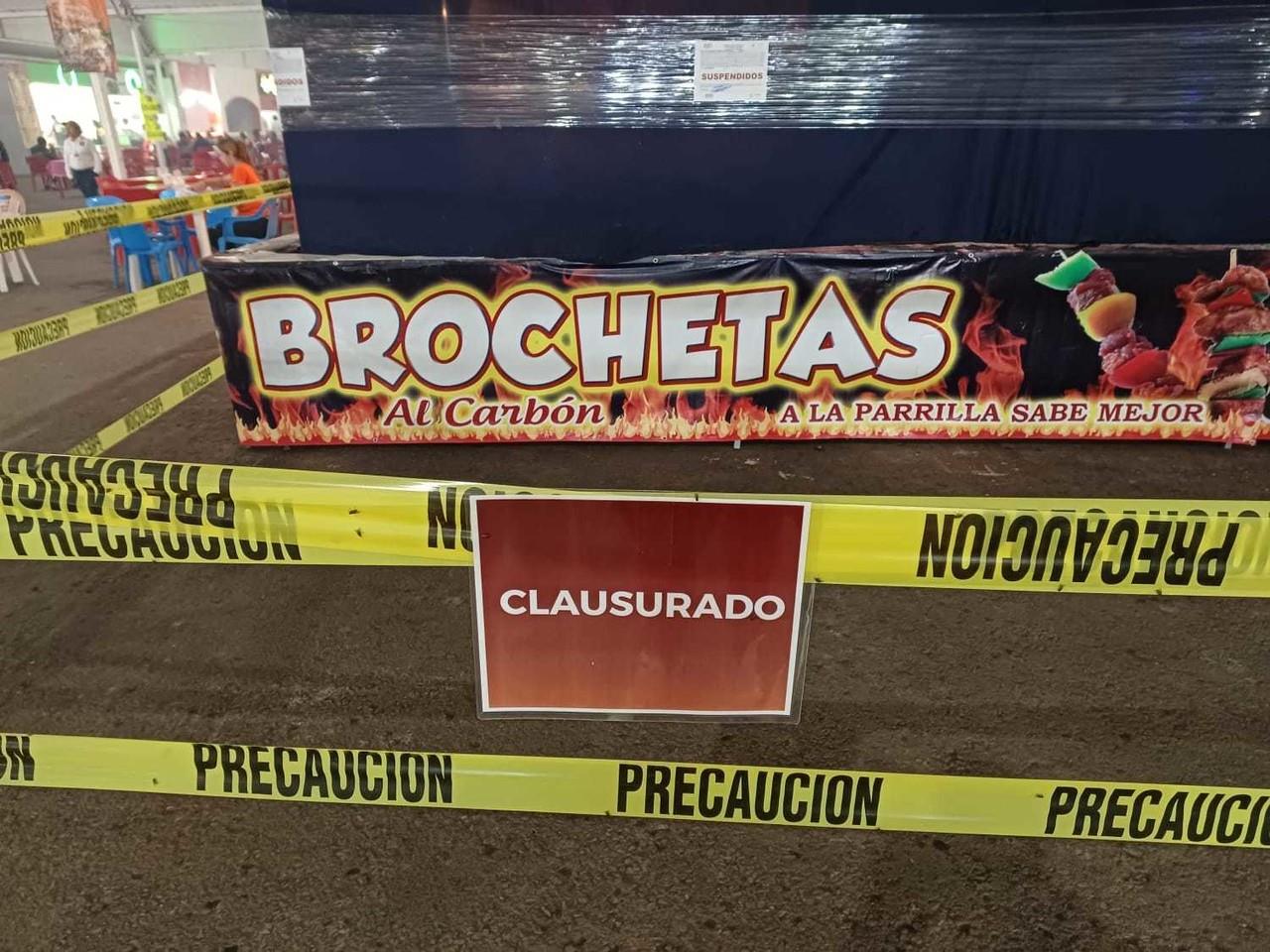 Los verificadores de la COPRISED ya colocaron los sellos de suspensión al puesto de brochetas. Foto: Cortesía.