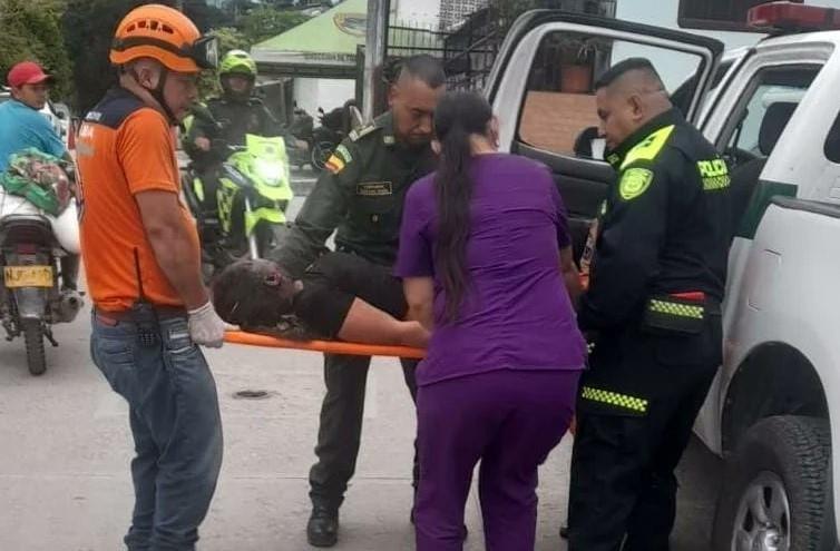 Voluntarios de la Defensa Civil Colombiana brindan atención prehospitalaria y apoyo a pasajeros de un bus  que se accidentó en la vía nacional sector Límites. Foto. Defensa Civil Colombia