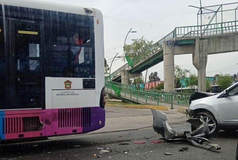 Elementos de la policía abanderaron la zona hasta la llegada de una grupa para poder retirar la camioneta y finalmente liberar la circulación. Foto: Especial.