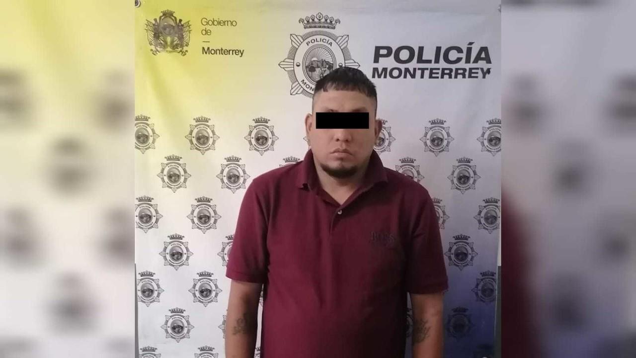 Un hombre que tiraba basura en la vía pública,  fue detenido por oficiales de la Policía de Monterrey. Foto. Cortesía