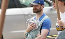 Critican a Daniel Radcliffe por ir a protesta de actores con su bebé en brazos