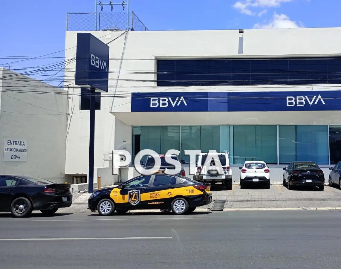 El robo con violencia ocurrió la tarde del martes, afuera de una sucursal BBVA Bancomer ubicada sobre la avenida Alfonso Reyes y Revolución. Foto: Especial/ POSTAMX