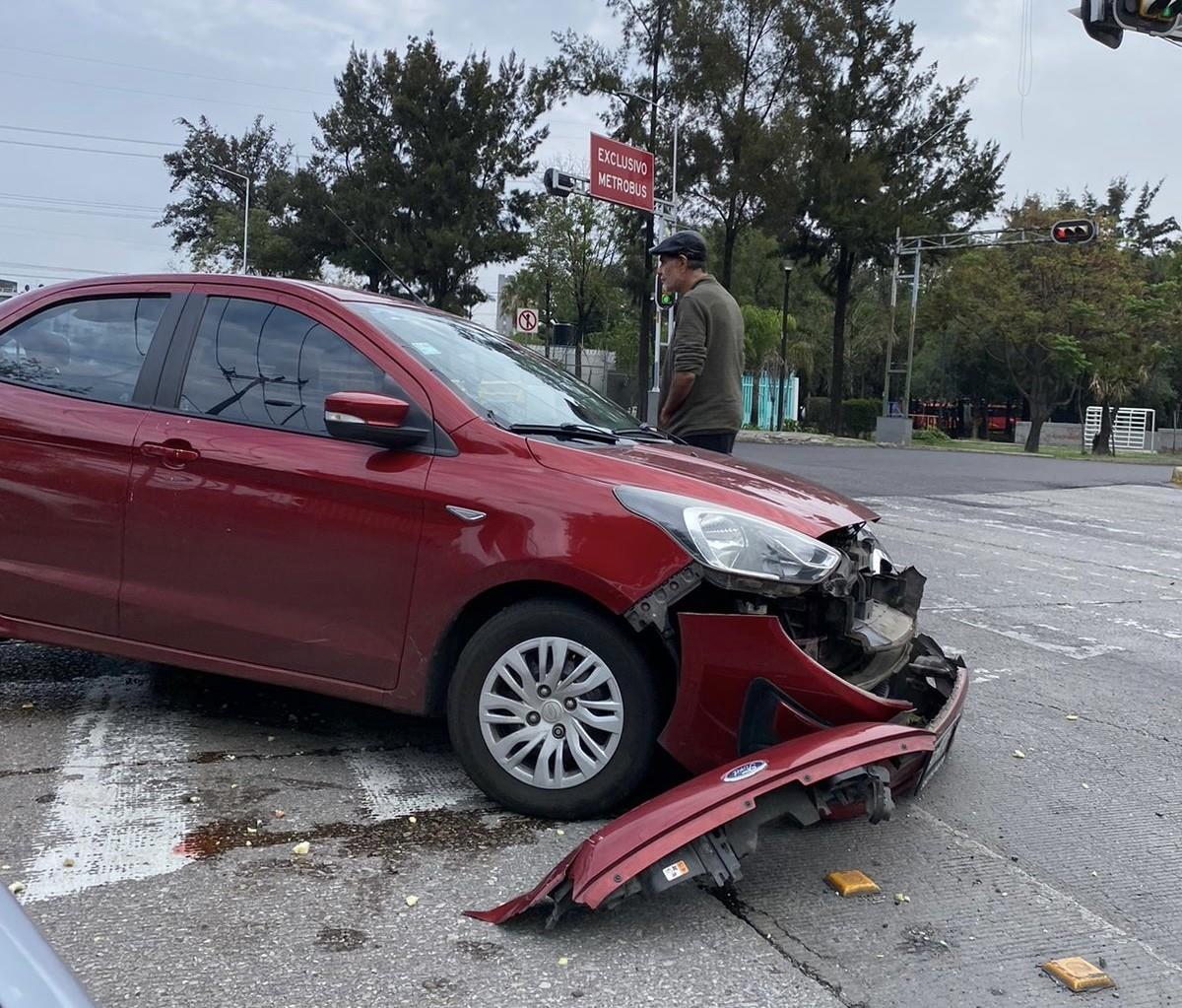 Embiste tráiler a un automóvil en avenida Guerrero y se da a la fuga