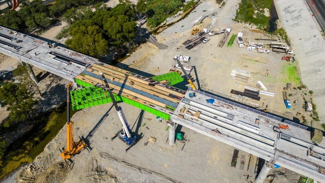 Las labores a realizar durante este periodo incluyen la cimbra de losa en voladizo, la colocación de diafragmas metálicos en las jardineras y el montaje de la estructura de acero en las fachadas laterales oriente y poniente. Foto: Cortesía/ Tecnofotógrafo