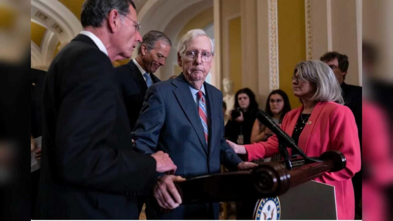 Mitch McConnell, senador estadounidense, se “congela” en conferencia de prensa