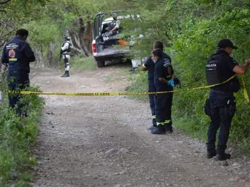 En el lugar de los hechos se logró asegurar tres escopetas, cargadores, chalecos tácticos, uniformes pixelados así como dos vehículos. Foto: Especial.