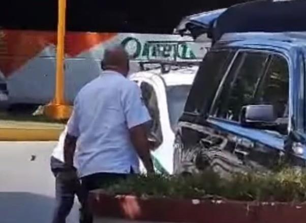 Los dos taxistas fueron detenidos, aunque no se sabe por cuánto tiempo, ni qué cargos les fincarán. Foto: Especial.