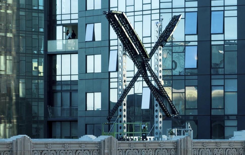 Un letrero de “X” del edificio que alberga las oficinas de la compañía, anteriormente conocida como Twitter, en el centro de San Francisco. (AP Foto/Noah Berger)