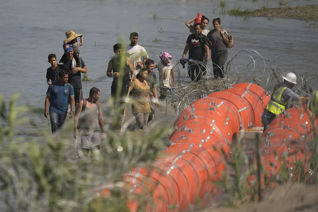 Están instalando grandes boyas a modo de barrera flotante sobre el río Bravo, en Eagle Pass, Texas. La barrera flotante se dispuso en un intento para bloquear el paso a Texas desde México. (AP Foto/Eric Gay)