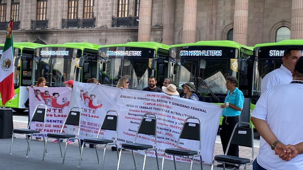 El grupo de maestros encabezados por Faustino Celestino Martínez, enlace de la Coordinadora Nacional de Trabajadores de la Educación, mencionó que su intención era hablar con el gobernador. Foto: Rosy Sandoval