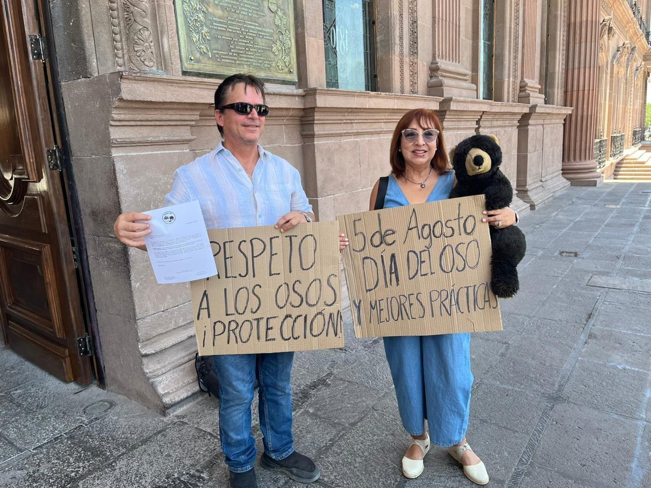 Patricia Pérez y Raymundo González, integrantes del colectivo Somos 100, buscan concientizar sobre la protección a los osos. Foto: Cynthia Pardo