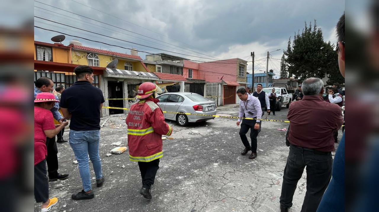 Una explosión por acumulación de gas en una casa dejó 3 lesionados, 4 viviendas y 3 autos dañados en la colonia Plazas de Aragón, en Nezahualcóyotl. Foto: Israel Lorenzana