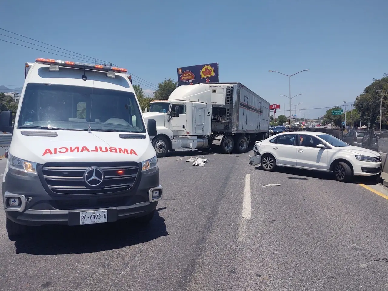 Luego de que paramédicos de la Cruz Roja atendieron en el sitio al menos a dos lesionados por golpes, finalmente se logró rehabilitar un par de carriles a la circulación. Foto: Especial/ POSTAMX