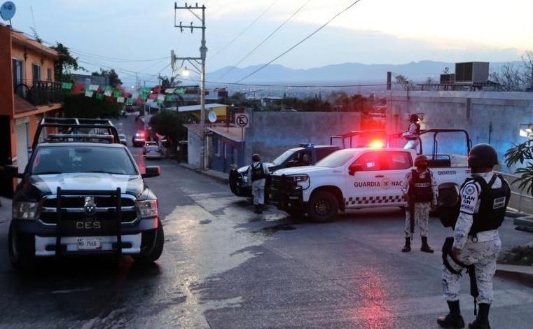 Cuerpos de emergencia acudieron al sitio, para brindar atención a las víctimas localizando solo a tres personas que fueron trasladados a hospitales de Cuautla para su atención médica. Foto: Especial.