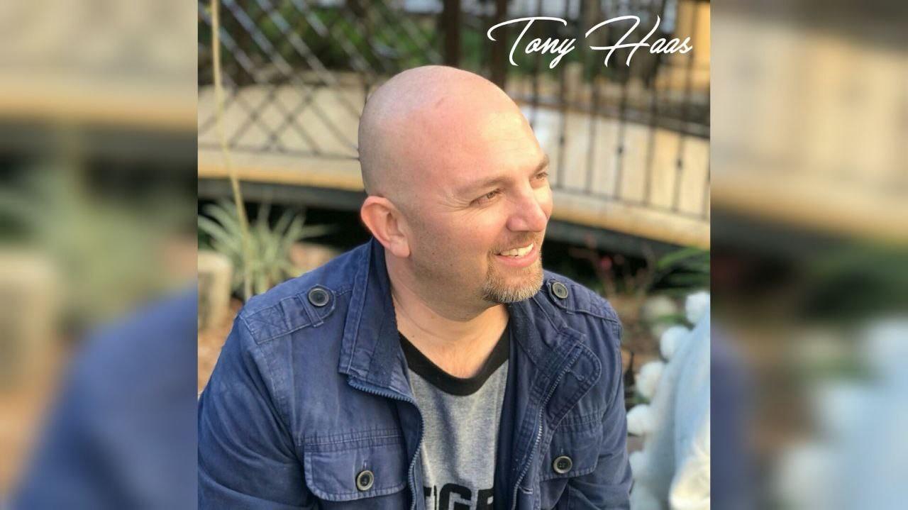 Busca Tony Haas a su familia biológica, originarios de Durango. Foto: Facebook Tony Haas