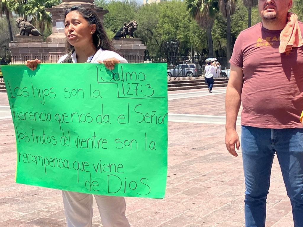 Una madre de familia dijo que el contenido de los libros no es el adecuado para los alumnos, ya que contiene temas de difícil compresión. Foto: Rosy Sandoval