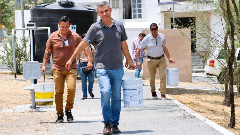 El personal de la Secretaría de Participación Ciudadana se ha dedicado a apoyar a los santacatarinenses que, por motivos de salud o por ser adultos mayores, tienen dificultades para recolectar agua por sí mismos. Foto: Cortesía