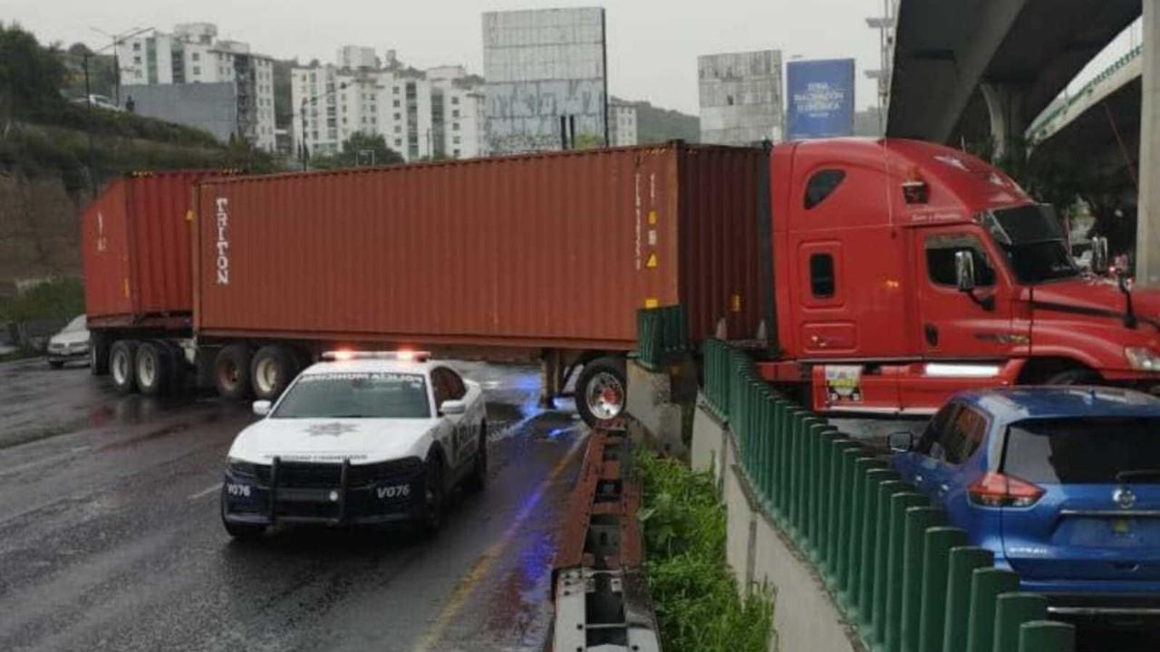 Conductor de tráiler se salva de ser asaltado en la carretera México-Querétaro, pero causa choque y termina atravesado. Foto: Cortesía