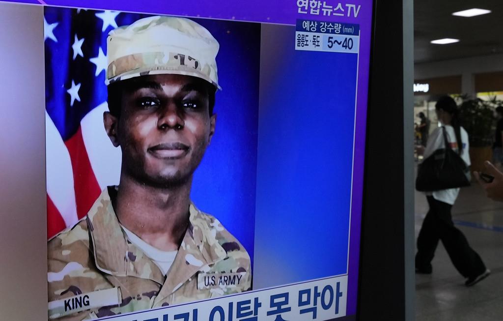 Una pantalla de televisión muestra una imagen de archivo del soldado estadounidense Travis King durante un programa de noticias en la Estación de Tren Seúl, el lunes 24 de julio de 2023, en Seúl, Corea del Sur. (AP Foto/Ahn Young-joon)