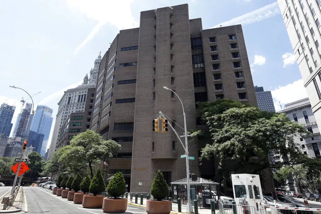 El Centro Correccional Metropolitano de Manhattan, el 1 de julio de 2019, en Nueva York. (AP Foto/Richard Drew, File)