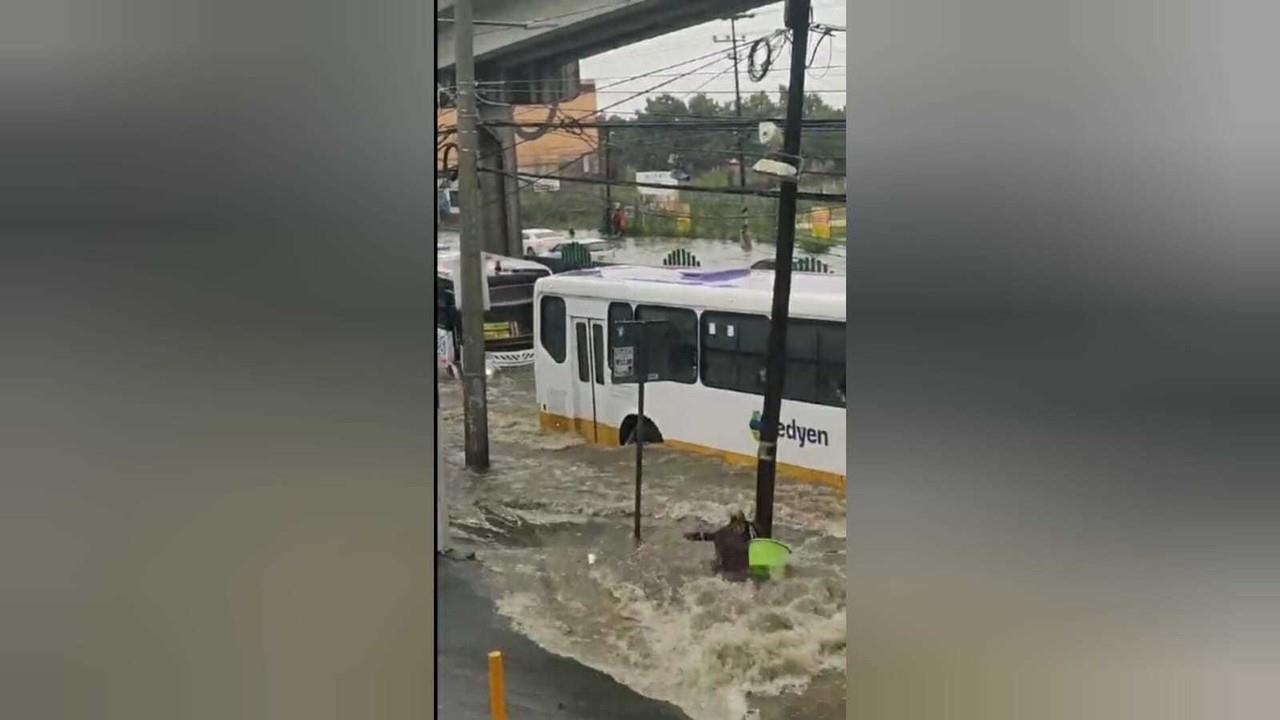 La fuerte lluvia dejó afectaciones frente a la Plaza Cocalco; en Cuautitlán; y en la zona de Tultitlán. Foto: Captura de pantalla