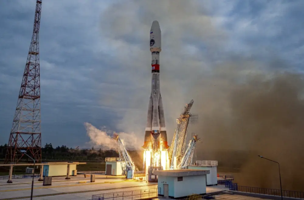 El cohete Soyuz-2.1b con la sonda lunar Luna-25 despega en el Cosmódromo Vostochny, en el Lejano Oriente ruso, el viernes 11 de agosto de 2023. (Roscosmos State Space Corporation via AP, File)