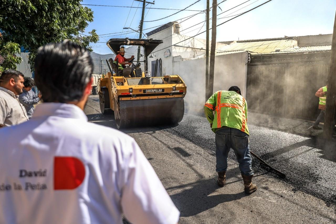 El alcalde David de la Peña supervisó los avances en el recarpeteo de la calle Rayón y Héroes del 47, en el Casco Histórico. Fotos. Cortesía