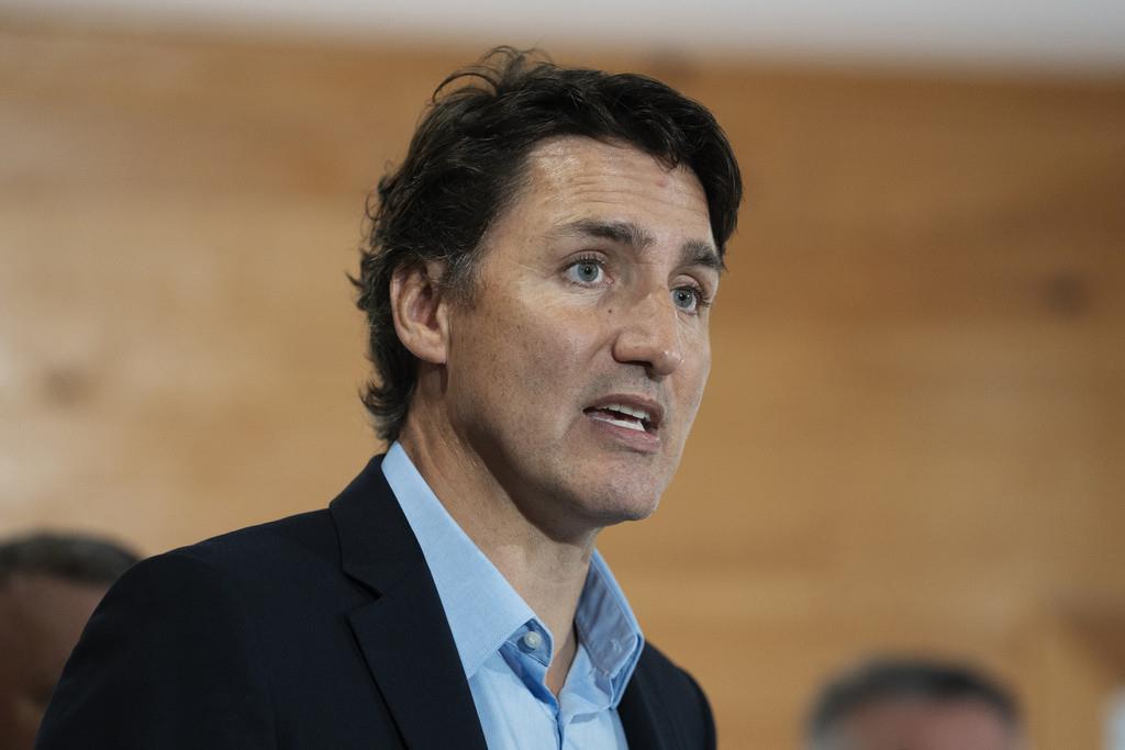 El primer ministro de Canadá Justin Trudeau habla con reporteros después de un anuncio en la Academia Island Montessori, el lunes 21 de agosto de 2023, en Cornwall, Isla del Príncipe Eduardo. (Darren Calabrese/The Canadian Press via AP)