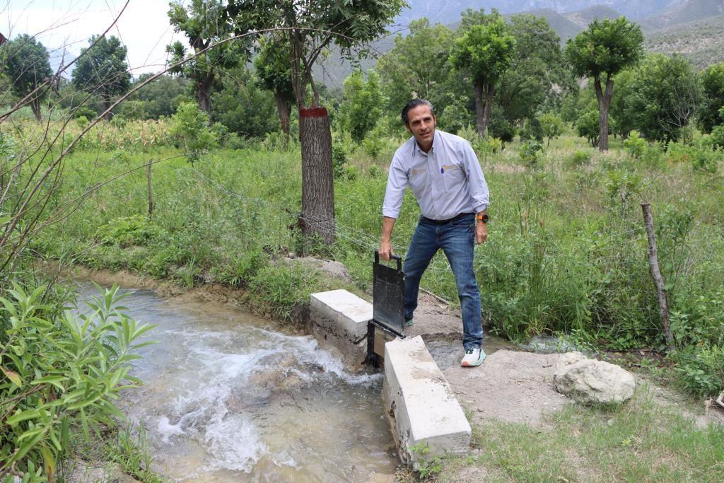 El Secretario de Desarrollo Regional y Agropecuario, Marco González, acudió al municipio de Rayones a supervisar trabajos realizados para al ahorro del agua. Fotos. Cortesía