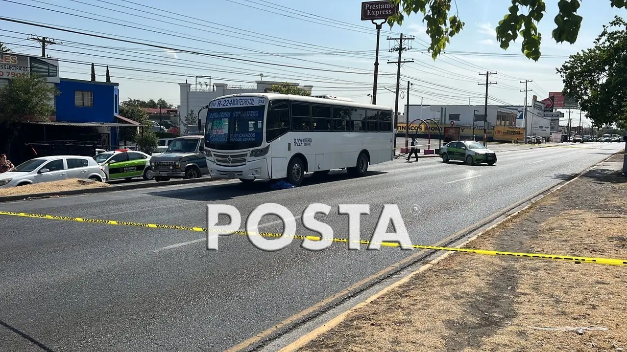 Según testigos la mujer fue arrastrada varios metros por la unidad de transporte público de la colonia Montecristal, donde el cuerpo de la fallecida quedó en los neumáticos delanteros. Foto: Raymundo Elizalde.