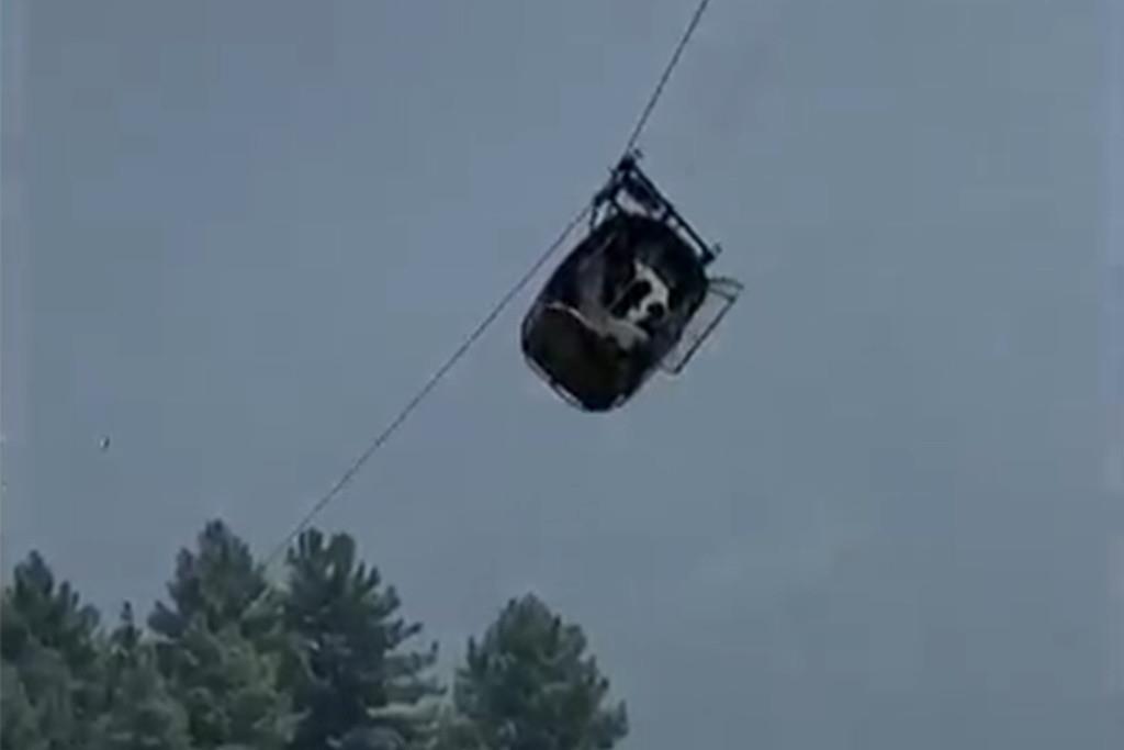 Debido a un desperfecto, los ocupantes quedaron atrapados en el teleférico durante horas mientras intentaban rescatarlos con helicópteros. (AP Foto)