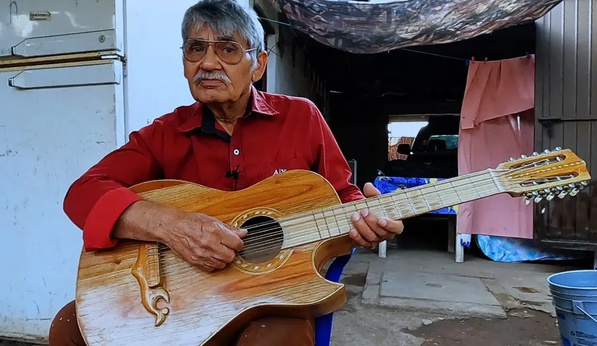 Don Porfirio Quiñones, de 77 años,  no se rinde ante la adversidad y continúa creando su arte para ganarse la vida. Foto: Osberto Vera