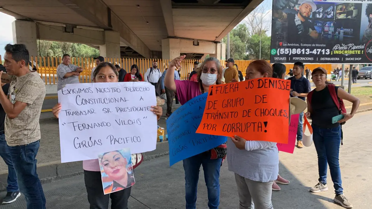 Trabajadores de grúas bloquean avenidas se Ecatepec, colapsando la vialidad en Via Morelos y Vía López Portillo, exigen los dejen trabajar. Foto: Cortesía