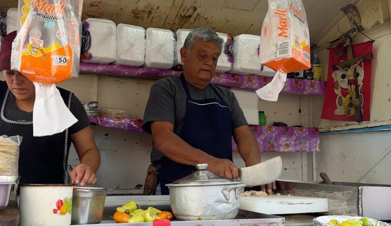 AMLO taquero de San Luis Potosí: Un parecido que deleita a los comensales. Foto: Iván Macías