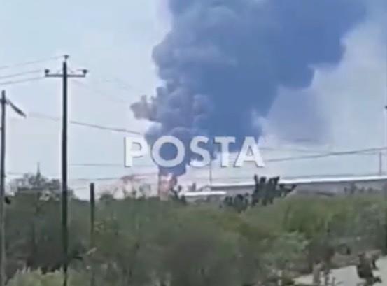 Según una fuente, el incendio es a causa de una pipa de gas en una fábrica. Foto: Raymundo Elizalde.