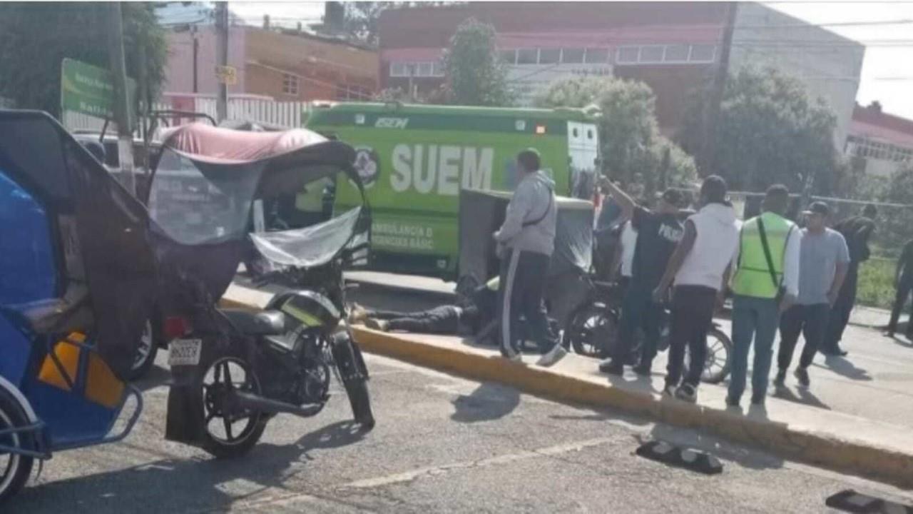 Atacan a balazos a dos hermanos mototaxista en Ecatepec, uno de ellos murió en el lugar y el otro fue llevado herido a un hospital. Foto: Cortesía