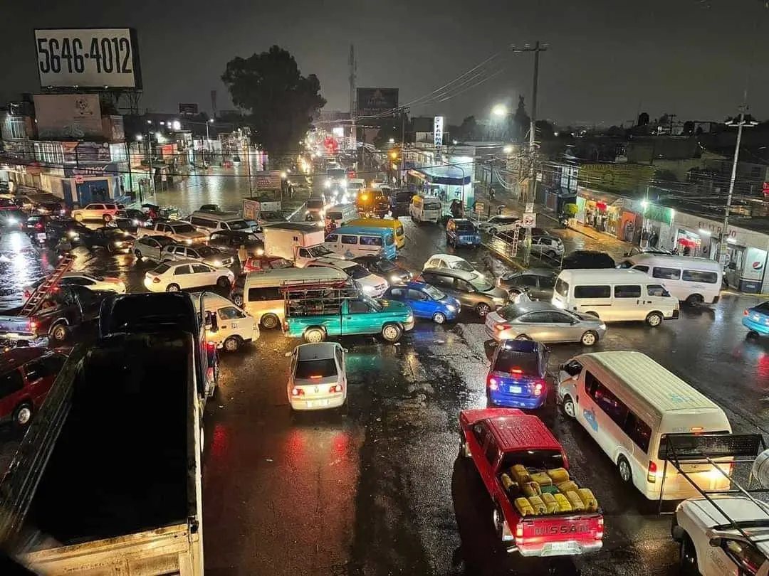 Nudos viales, vehículos bajo el agua, desbordamiento del Río Lerma son algunas de las consecuencias de la lluvia registrada este 31 de agosto, en Ixtapaluca. Foto: Cortesía